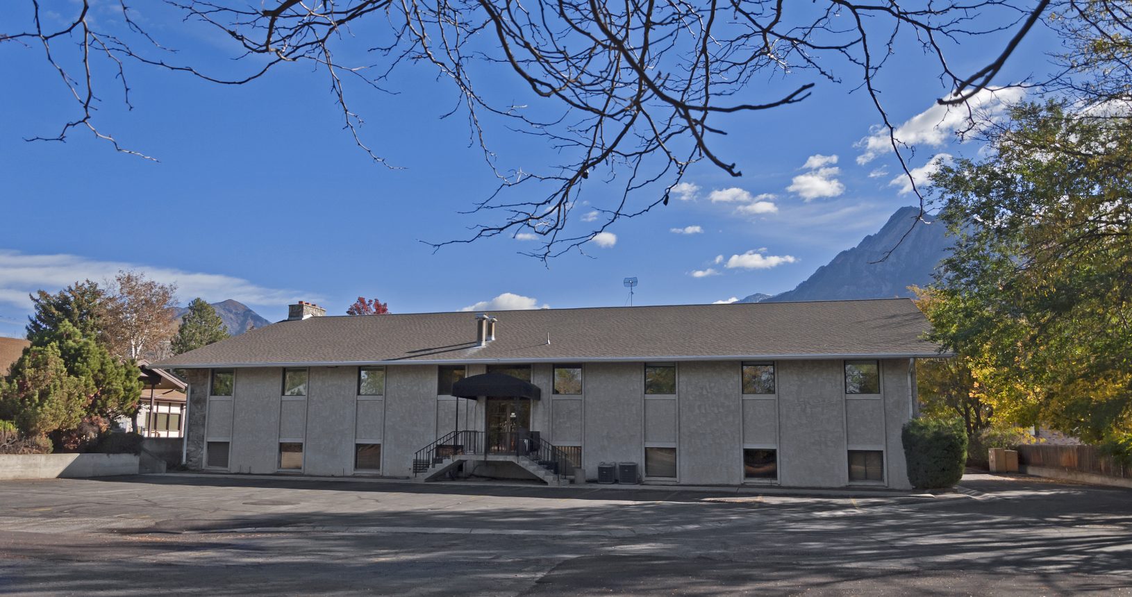 A large building with a parking lot in front of it.