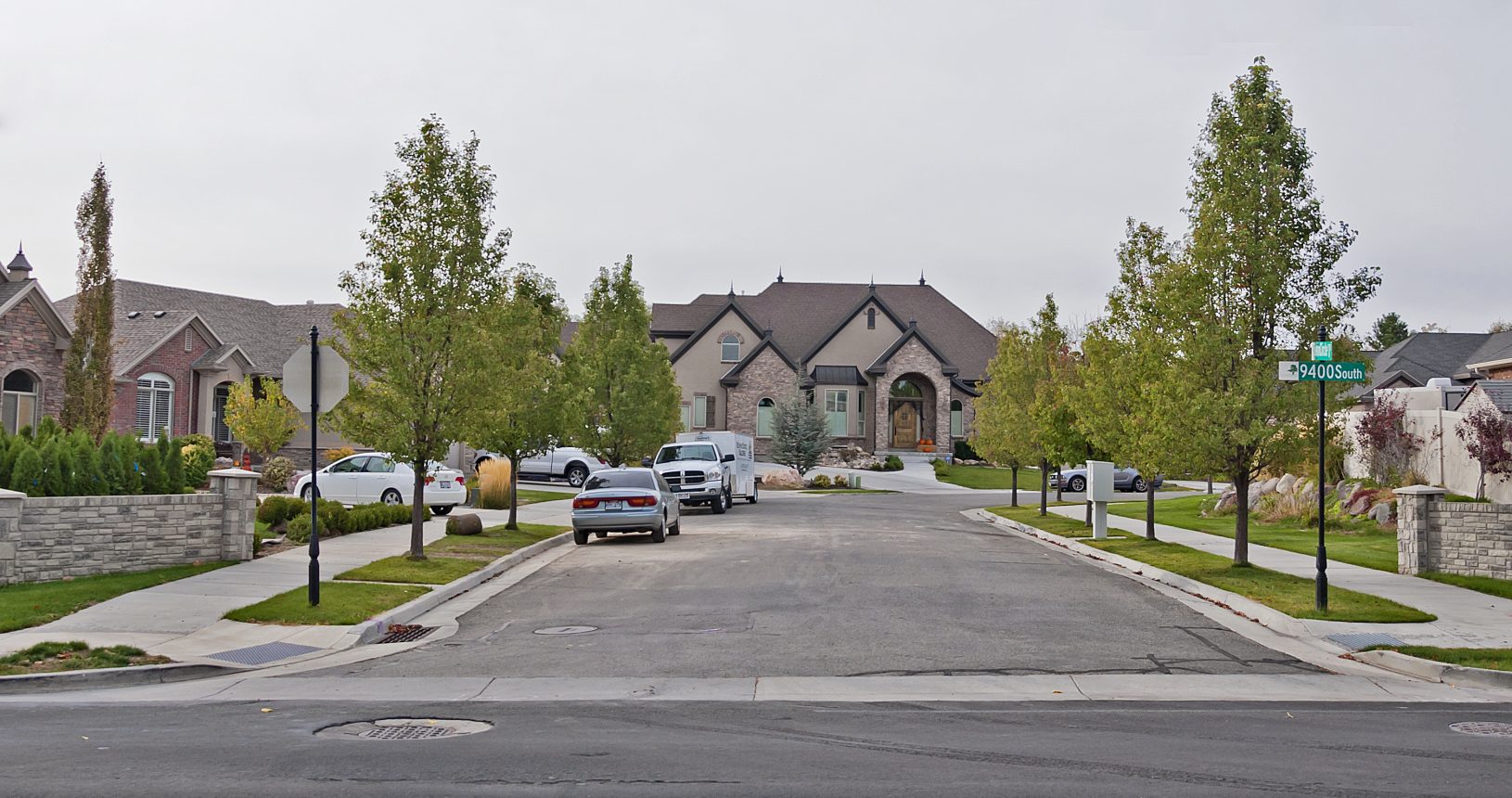 A street with cars parked on the side of it.