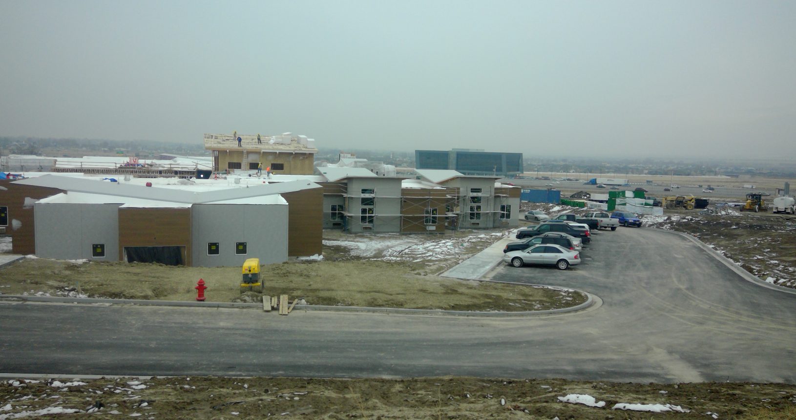 A view of a parking lot with cars parked in the middle.