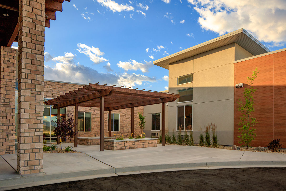 A building with a large pergola in the center of it.